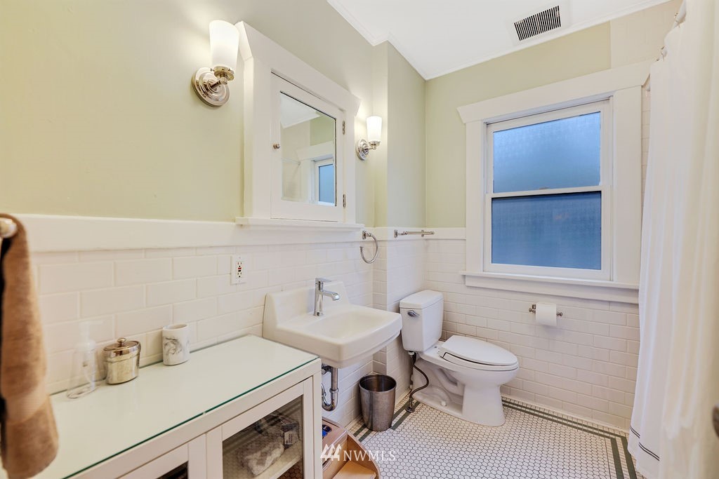1909 North 47th Street Seattle, WA 98103 - Photo 7 of 39 Gallery Image 7