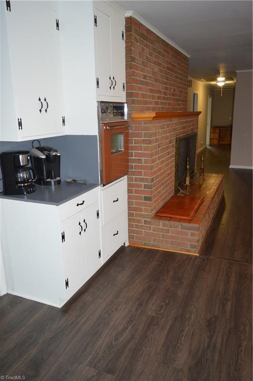 402 Springwood Road Asheboro, NC 27205 - Photo 9 of 21 Beverage bar with small warming oven. Rolls and coffee?