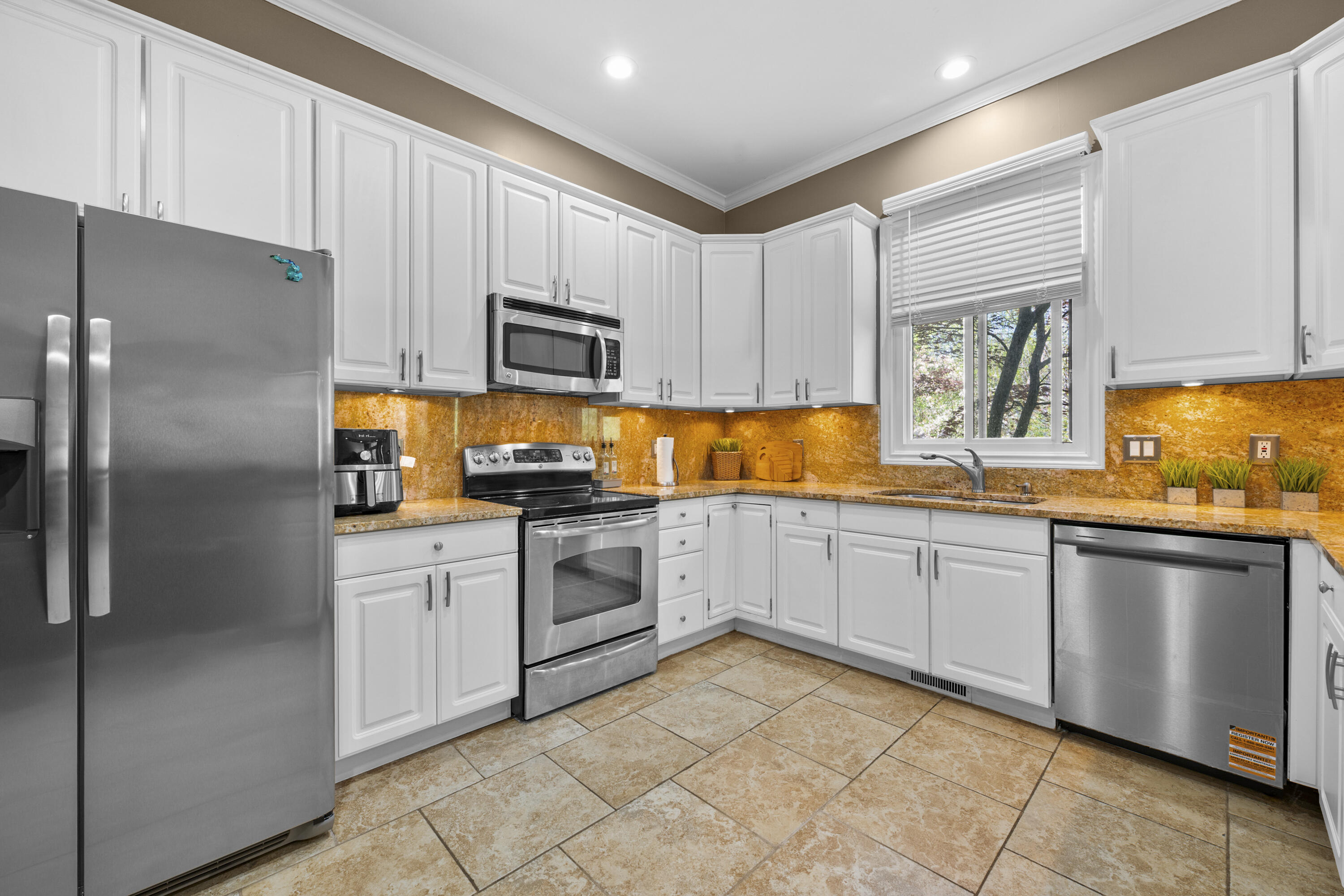 2119 Rochelle Park Drive Rochester Hills, MI 48309 - Photo 11 of 42 LIGHT FILLED KITCHEN