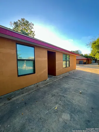 $985 | 1721 Quintana Road, Unit 101, San Antonio, TX 78211