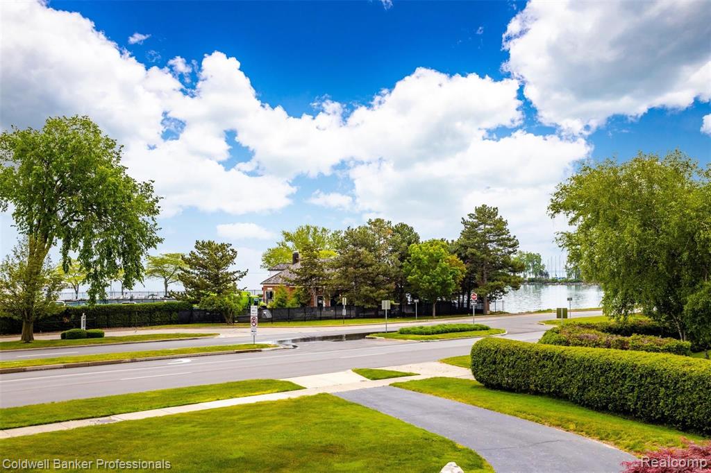 329 Lake Shore Road Grosse Pointe Farms, MI 48236 - Photo 2 of 41