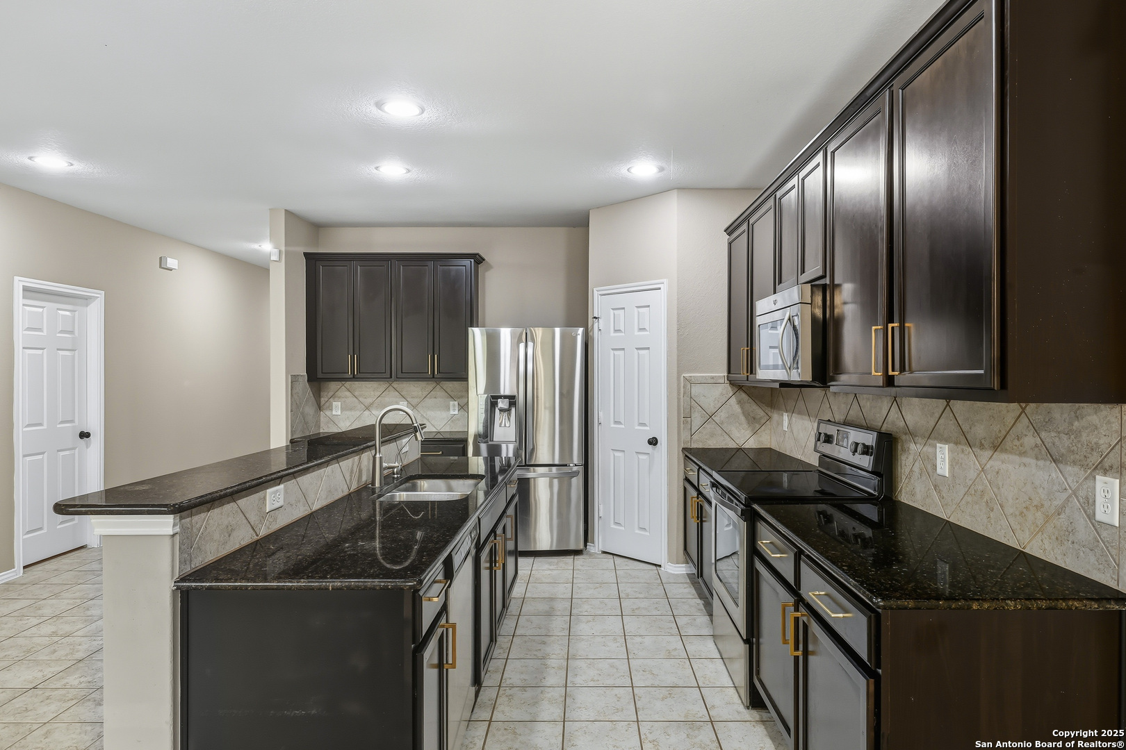 8218 Rustic Terrace San Antonio, TX 78249 - Photo 11 of 31