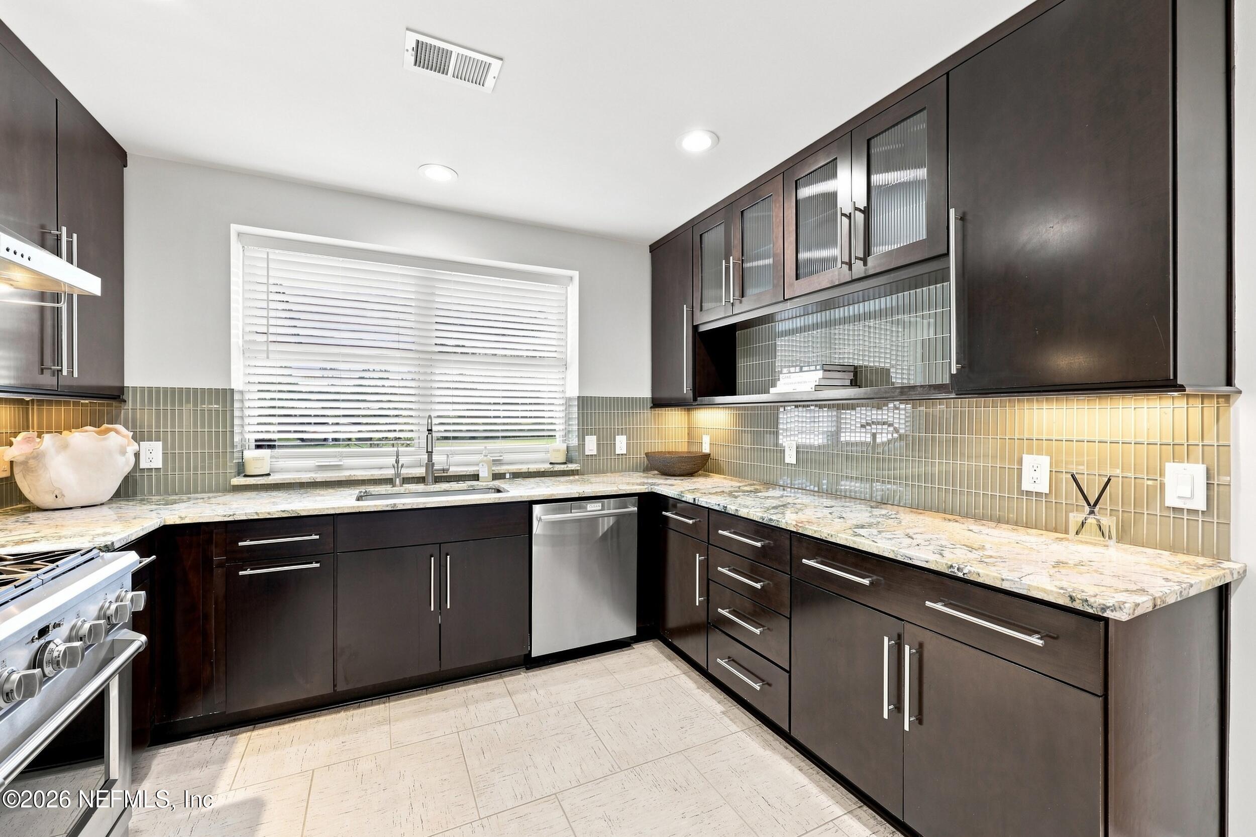 833 Waterman Road North Jacksonville, FL 32207 - Photo 17 of 63 Kitchen