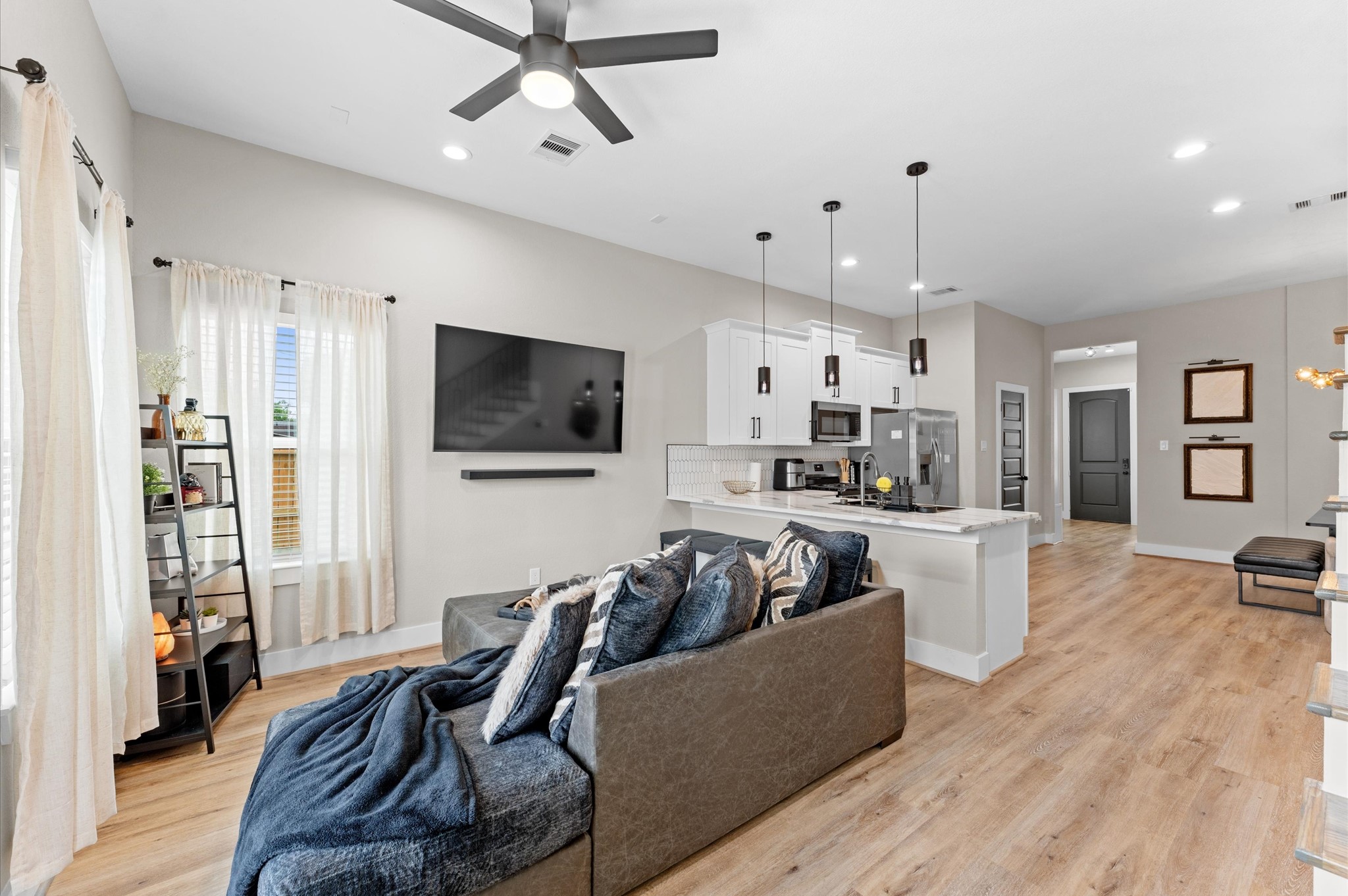 6904 Covington Drive, Unit B Houston, TX 77091 - Photo 15 of 47 a living room with furniture kitchen view and a wooden floor