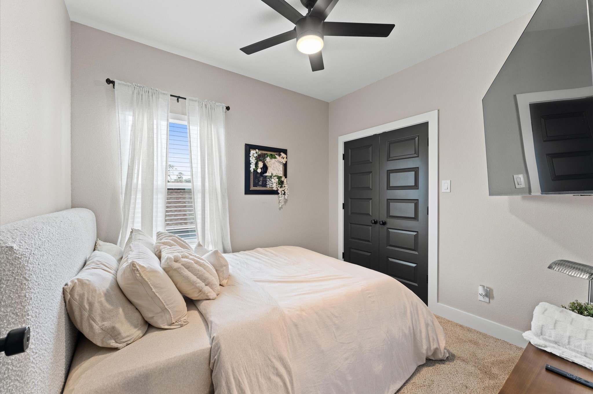 6904 Covington Drive, Unit B Houston, TX 77091 - Photo 24 of 47 a bedroom with a bed and a television