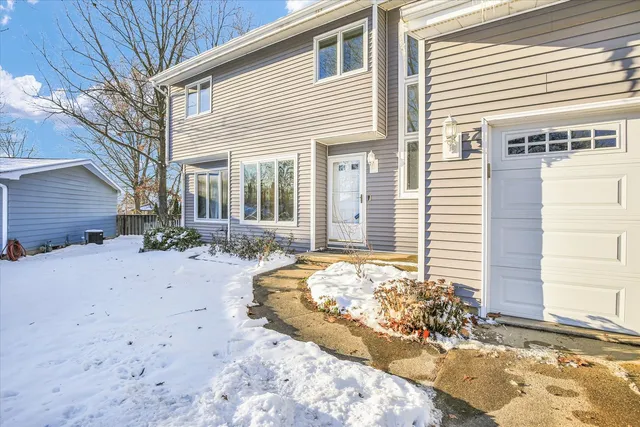 $335,000 | 4 Genevieve Lane, Champaign, IL 61822