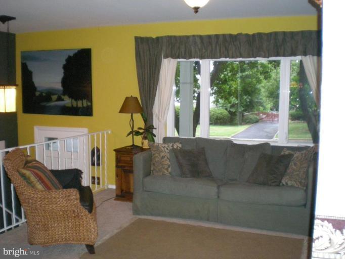 10222 Rodgers Road Fairfax, VA 22030 - Photo 3 of 19 Living Room