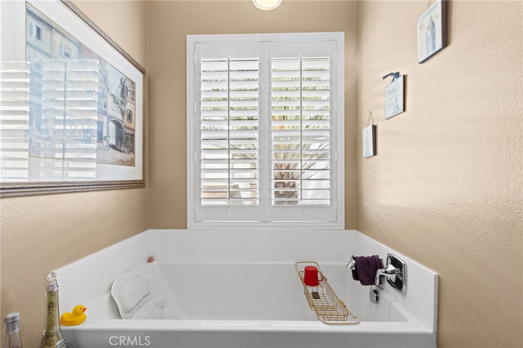 431 South Anaheim Way, Unit 5 Orange, CA 92868 - Photo 26 of 35 a bathroom with a bathtub and a window