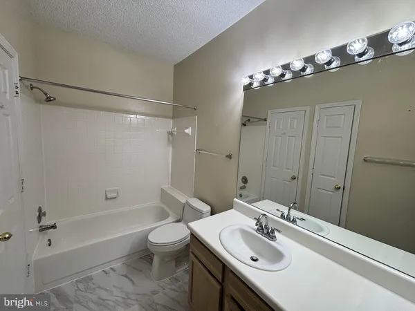$1,600 | 4409 Fair Stone Drive, Unit 303, Fairfax, VA 22033