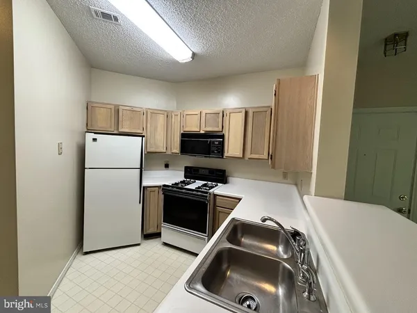 $1,600 | 4409 Fair Stone Drive, Unit 303, Fairfax, VA 22033
