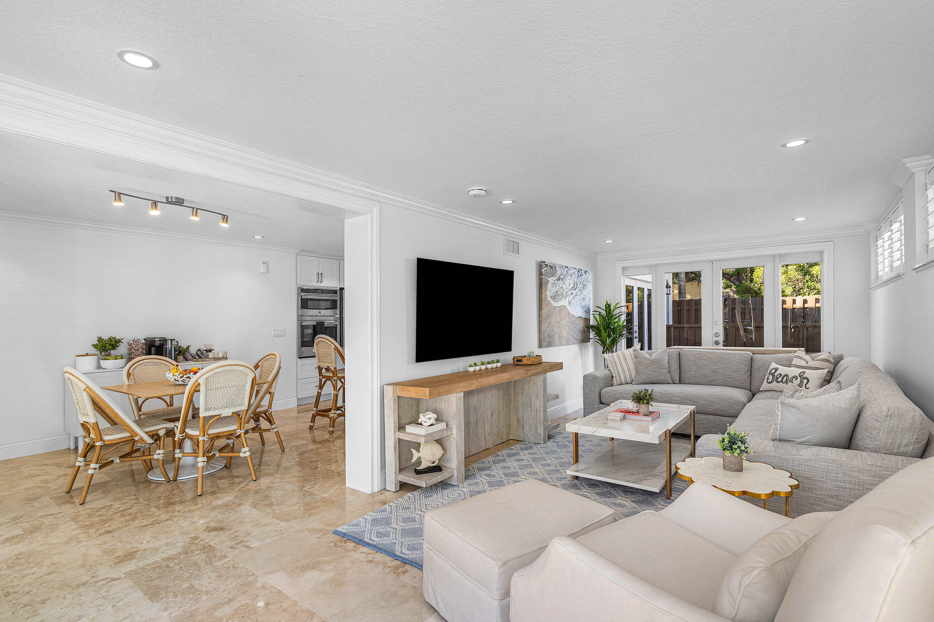 820 Palm Trail Delray Beach, FL 33483 - Photo 3 of 40 004-820PalmTrail-DelrayBeach-FL-33483-FU