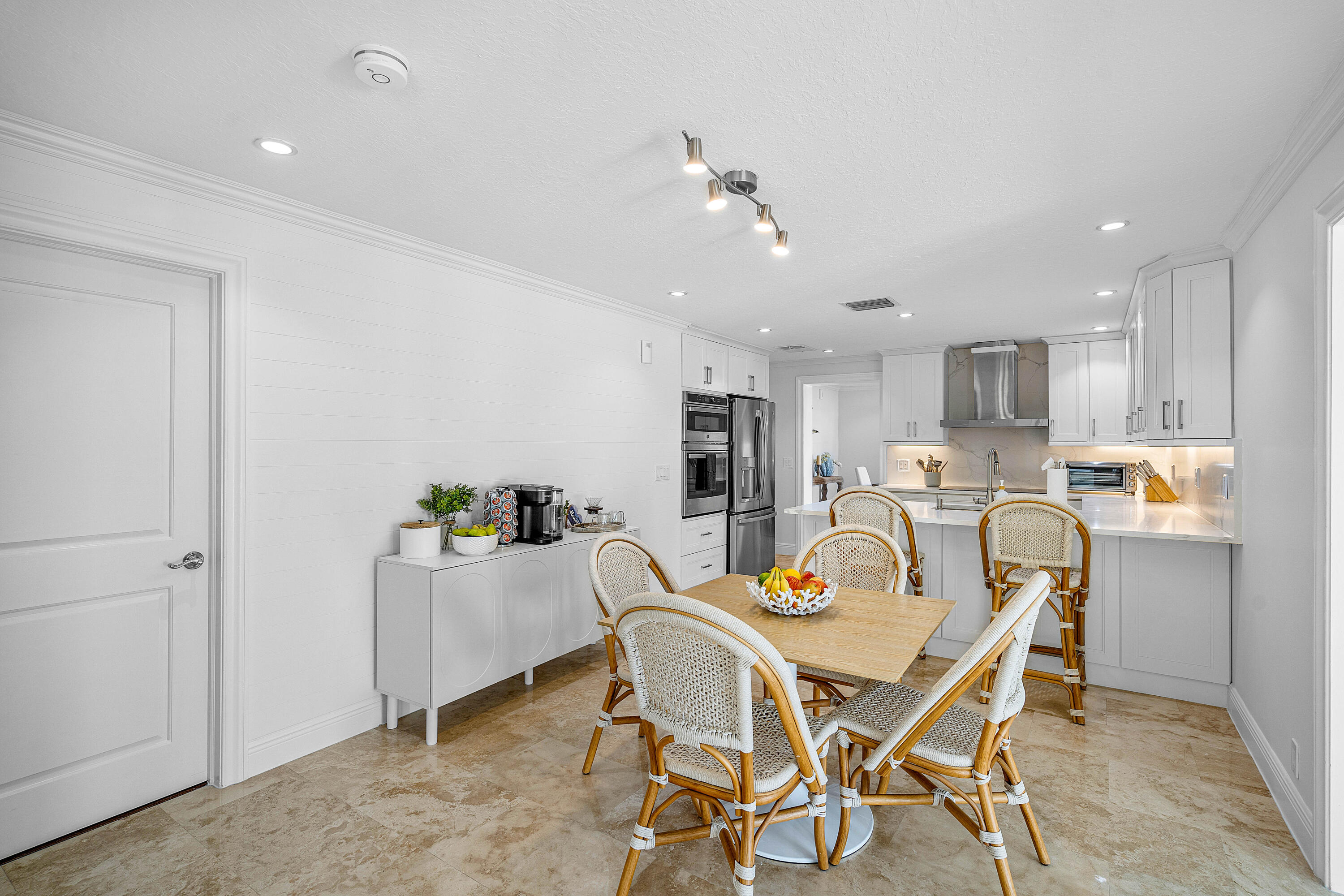 820 Palm Trail Delray Beach, FL 33483 - Photo 5 of 40 006-820PalmTrail-DelrayBeach-FL-33483-FU