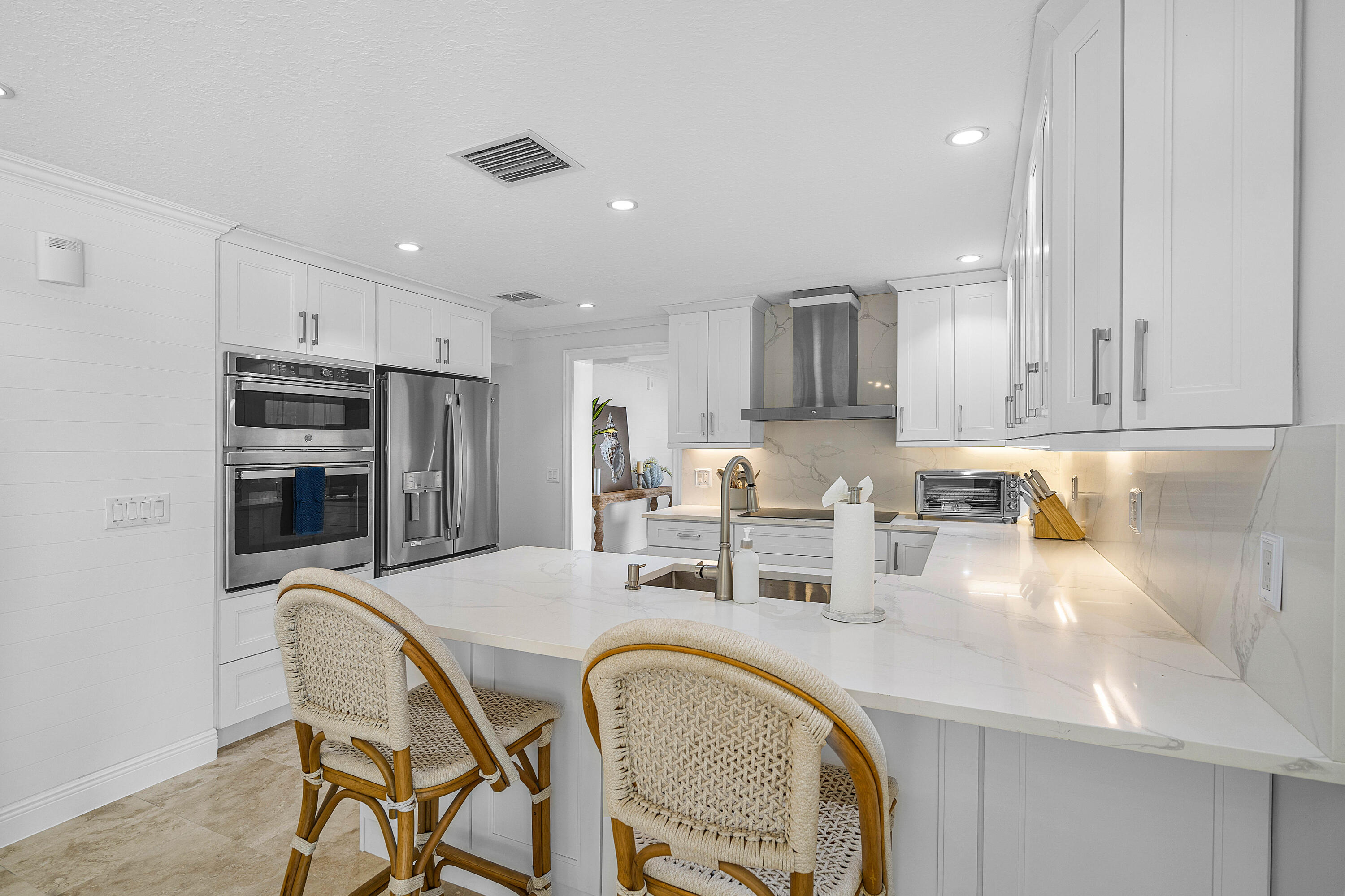 820 Palm Trail Delray Beach, FL 33483 - Photo 6 of 40 007-820PalmTrail-DelrayBeach-FL-33483-FU