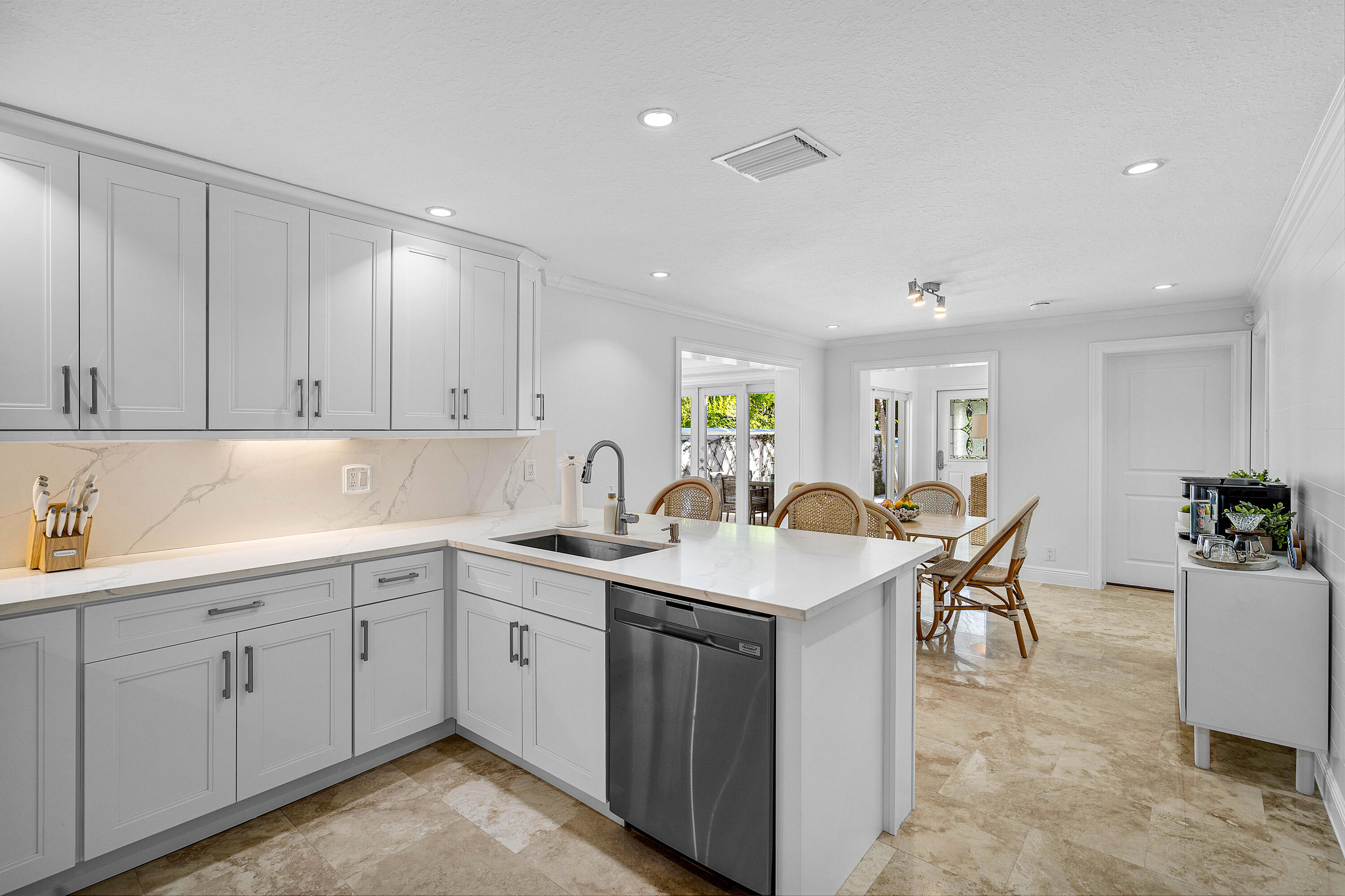 820 Palm Trail Delray Beach, FL 33483 - Photo 7 of 40 009-820PalmTrail-DelrayBeach-FL-33483-FU