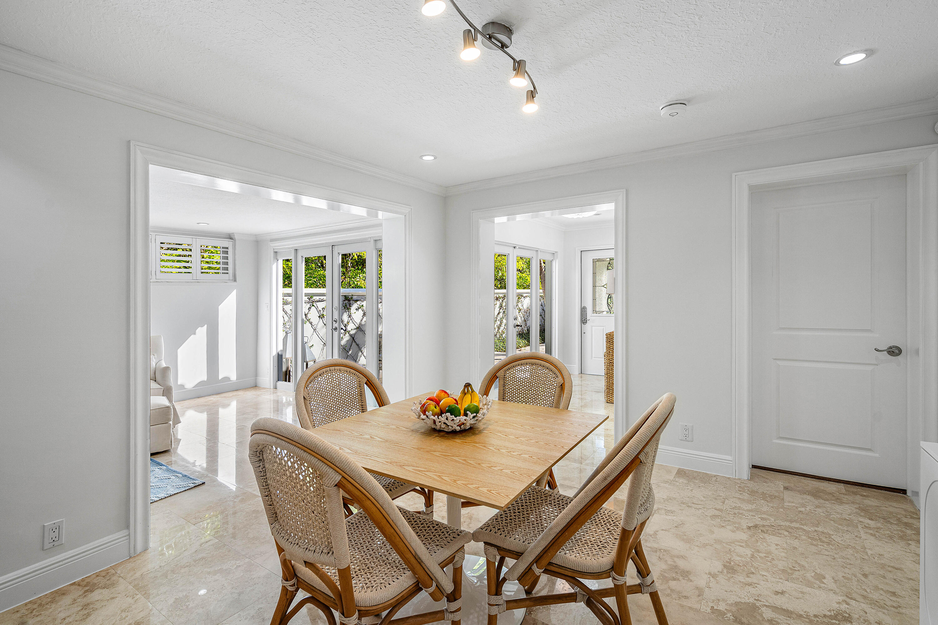 820 Palm Trail Delray Beach, FL 33483 - Photo 8 of 40 010-820PalmTrail-DelrayBeach-FL-33483-FU