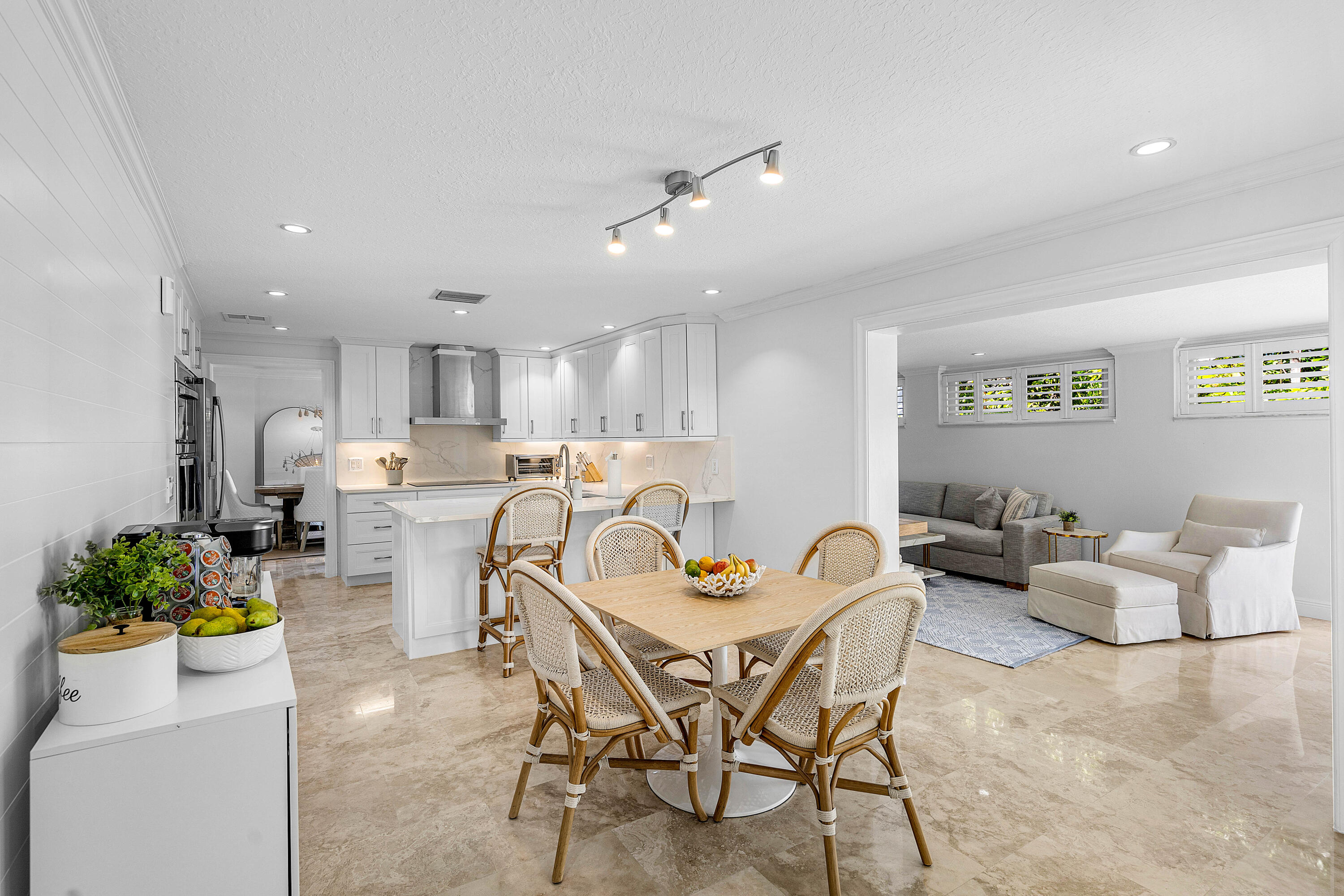 820 Palm Trail Delray Beach, FL 33483 - Photo 9 of 40 011-820PalmTrail-DelrayBeach-FL-33483-FU