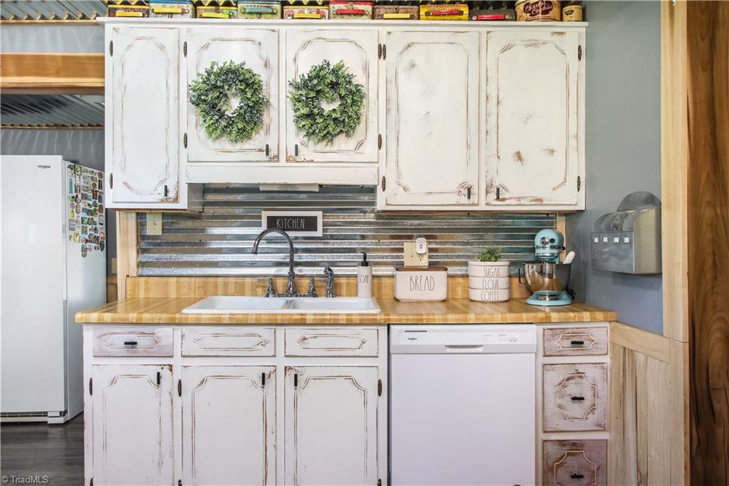 674 Light Road Thomasville, NC 27360 - Photo 8 of 43