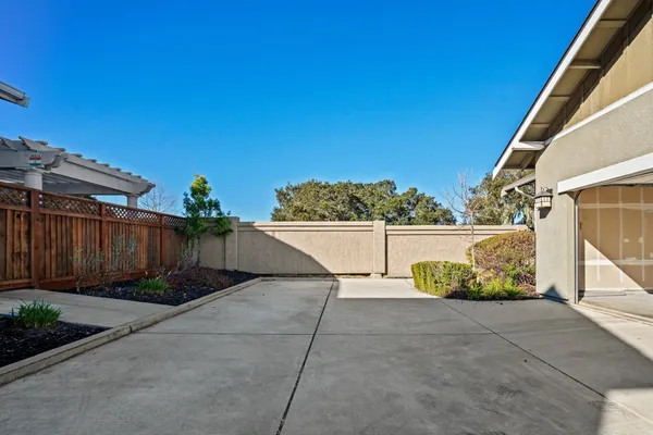 a view of a backyard
