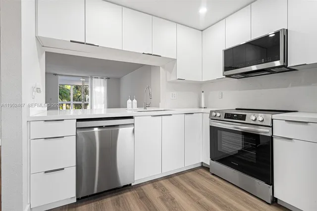 $1,900 | 901 Northeast 14th Avenue, Unit 205, Hallandale Beach, FL 33009