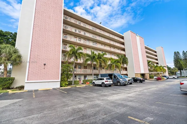 $1,900 | 901 Northeast 14th Avenue, Unit 205, Hallandale Beach, FL 33009