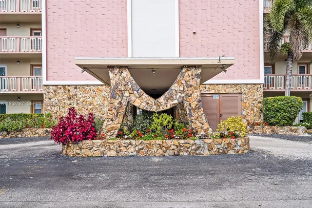 $1,900 | 901 Northeast 14th Avenue, Unit 205, Hallandale Beach, FL 33009