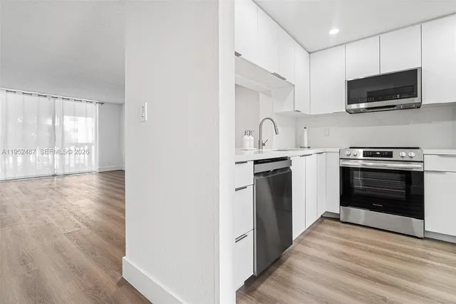 $1,900 | 901 Northeast 14th Avenue, Unit 205, Hallandale Beach, FL 33009