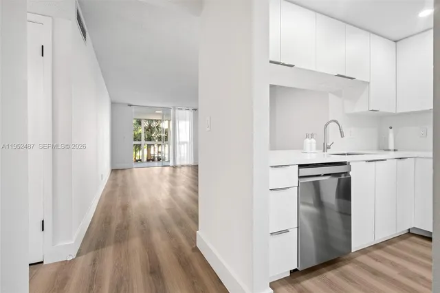 $1,900 | 901 Northeast 14th Avenue, Unit 205, Hallandale Beach, FL 33009