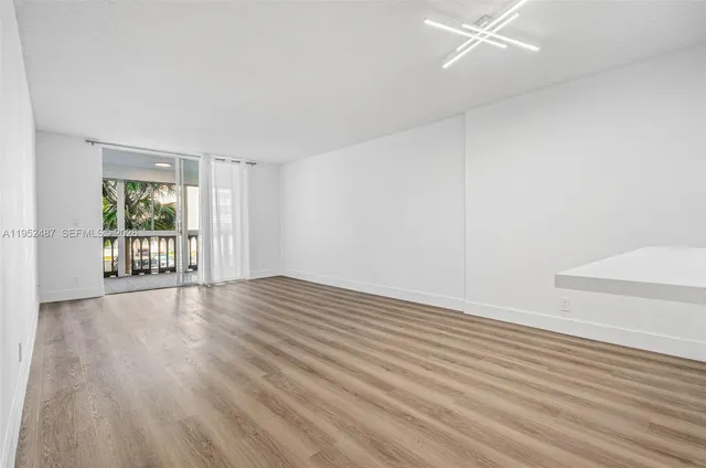 $1,900 | 901 Northeast 14th Avenue, Unit 205, Hallandale Beach, FL 33009