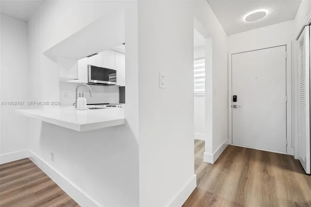 $1,900 | 901 Northeast 14th Avenue, Unit 205, Hallandale Beach, FL 33009