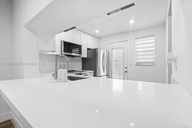 $1,900 | 901 Northeast 14th Avenue, Unit 205, Hallandale Beach, FL 33009