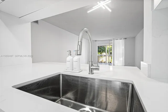 $1,900 | 901 Northeast 14th Avenue, Unit 205, Hallandale Beach, FL 33009