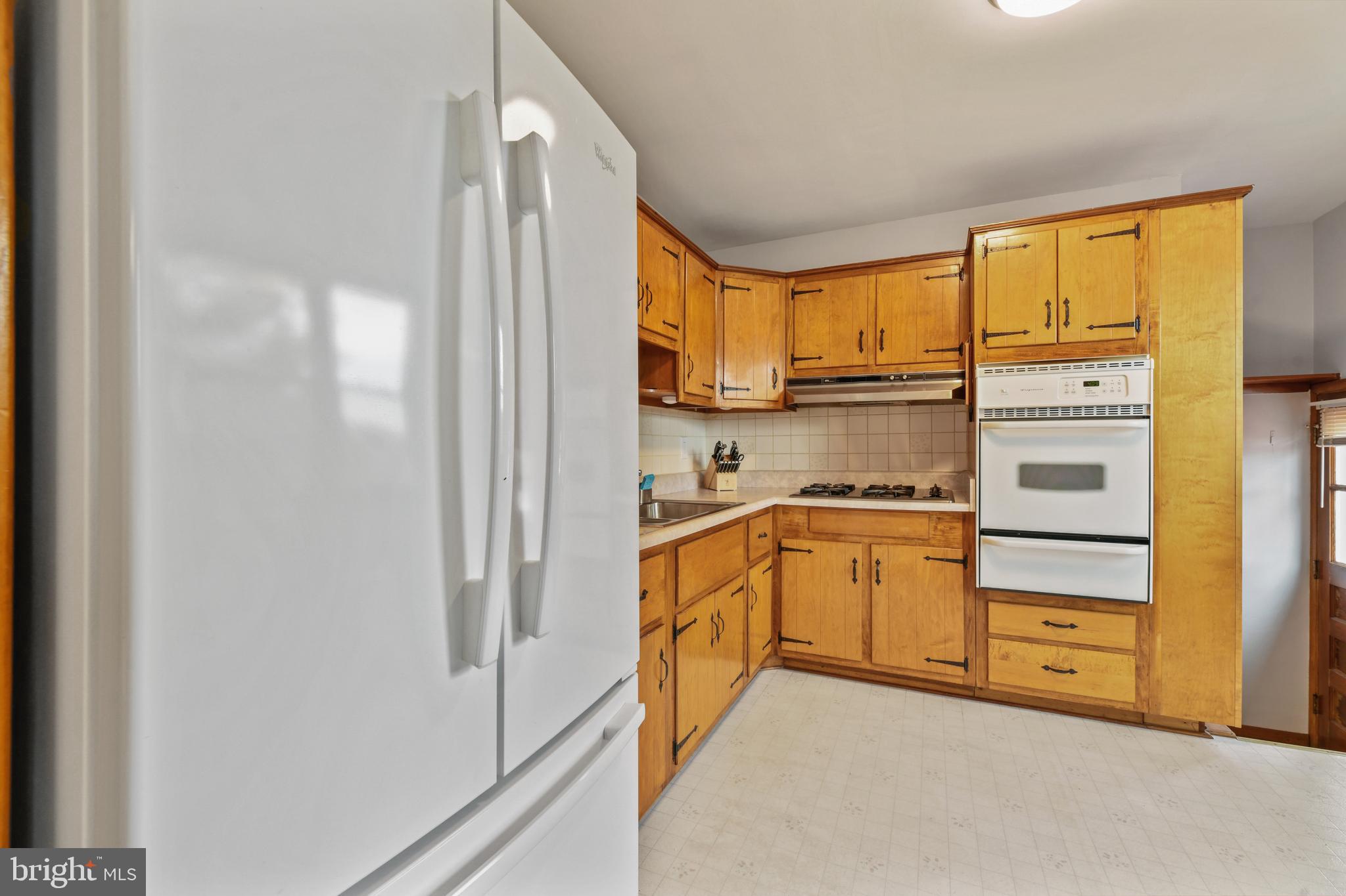 2404 Cider Mill Road Baltimore, MD 21234 - Photo 9 of 33 kitchen