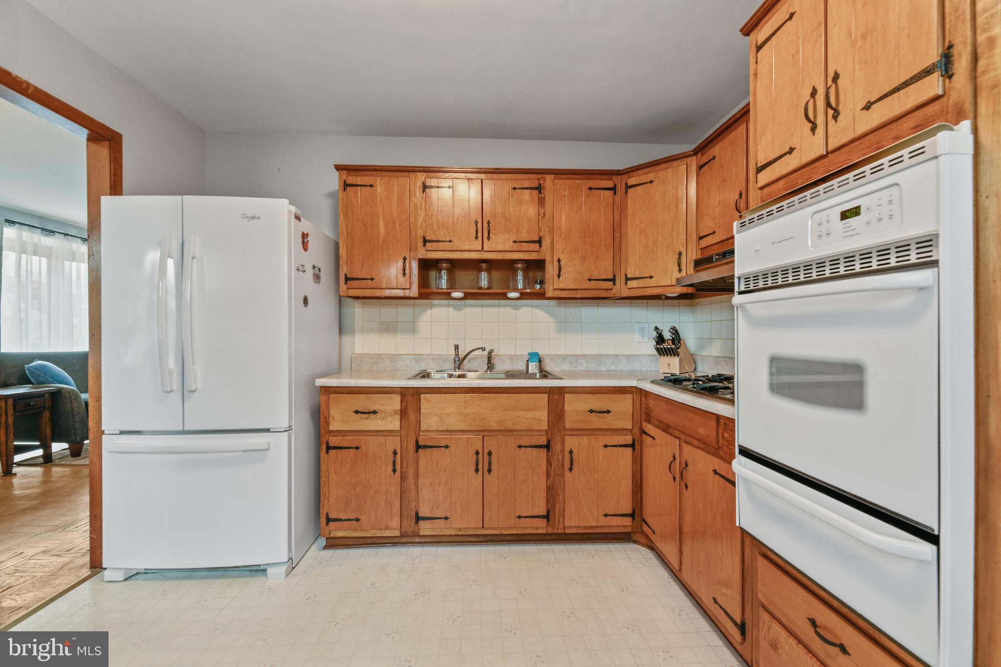 2404 Cider Mill Road Baltimore, MD 21234 - Photo 10 of 33 kitchen