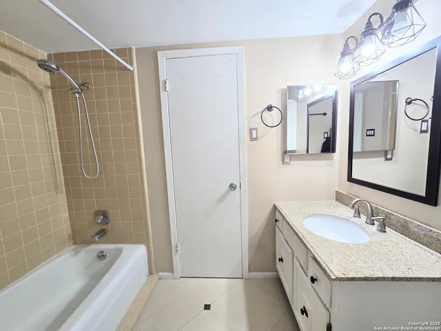 $2,000 | 3103 Eisenhauer Road, Unit J3, San Antonio, TX 78209