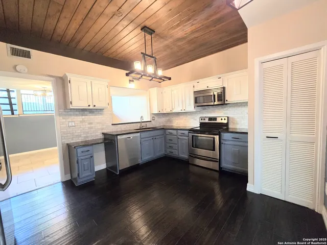 $2,000 | 3103 Eisenhauer Road, Unit J3, San Antonio, TX 78209