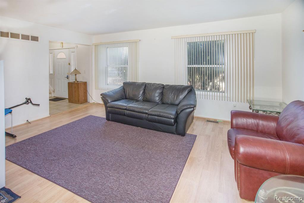 1635 Dennett Lane Rochester, MI 48307 - Photo 2 of 19