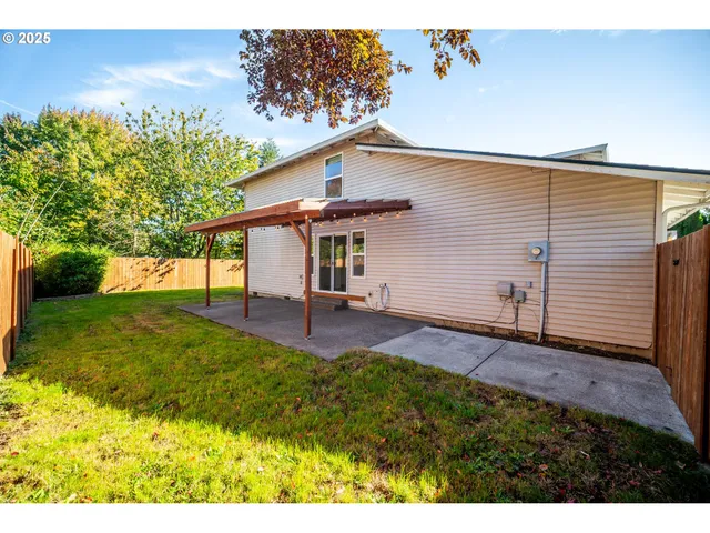 a view of a back yard