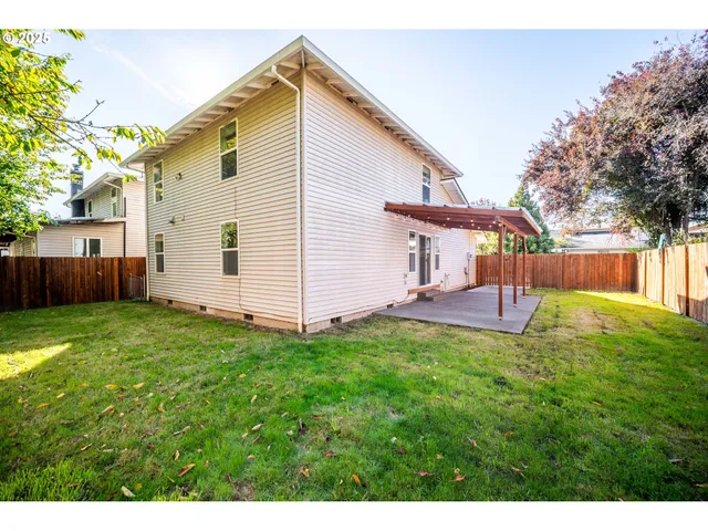 a view of a backyard