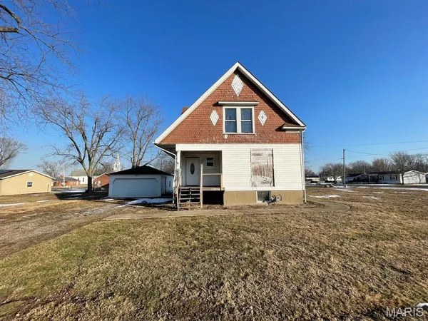 $38,000 | 607 West Deck Street, New Douglas, IL 62074