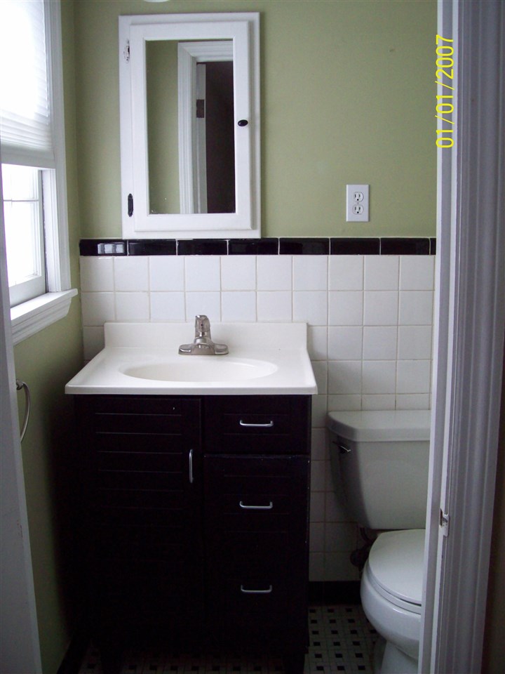1663 Welsh Road Memphis, TN 38117 - Photo 8 of 12 a bathroom with a sink and a mirror