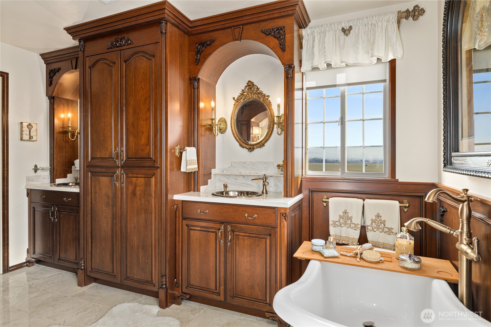 1800 Strande Road Ellensburg, WA 98926 - Photo 23 of 40 a bathroom with a sink and a mirror