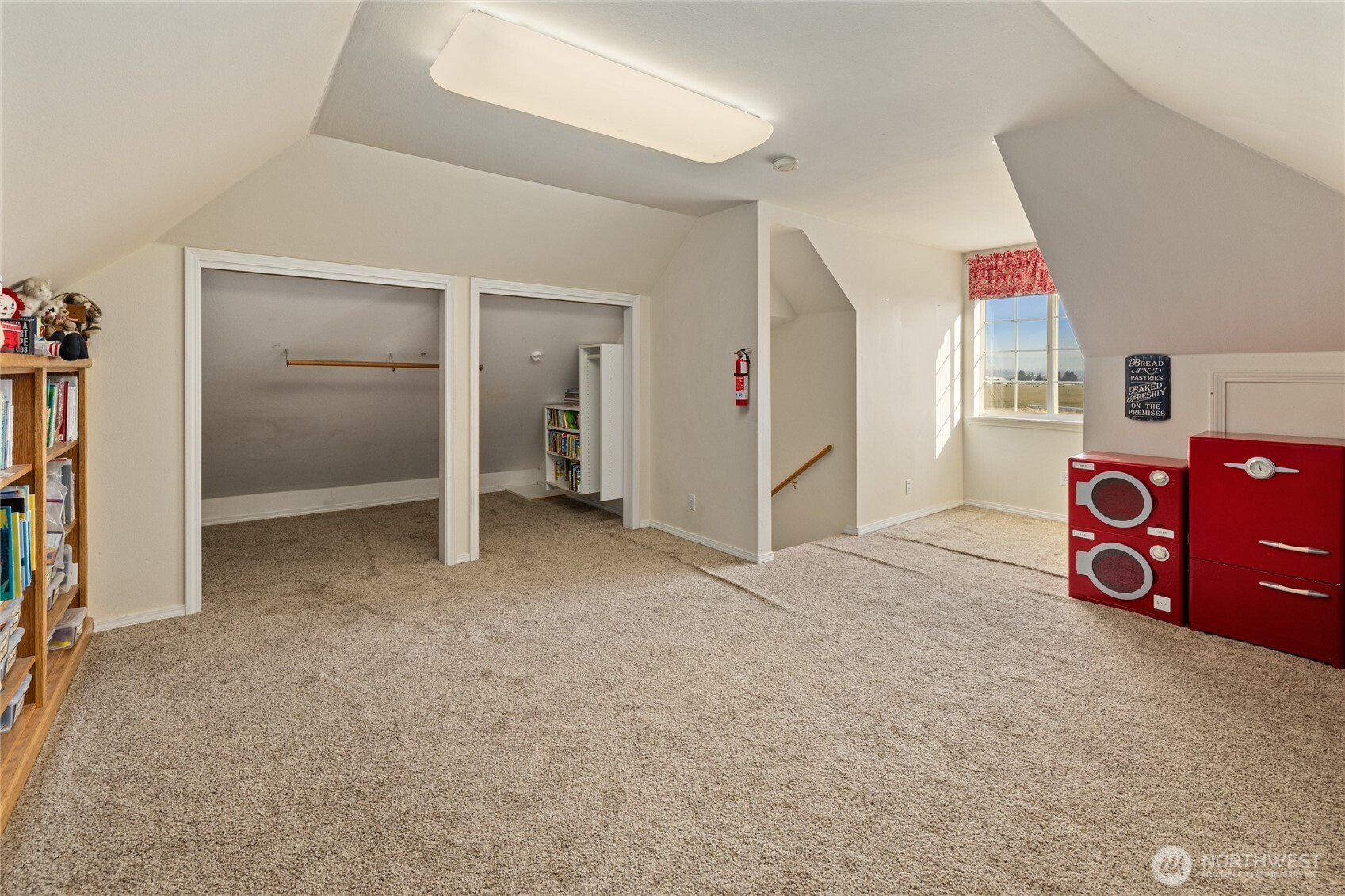1800 Strande Road Ellensburg, WA 98926 - Photo 30 of 40 an empty room with closet and mirror