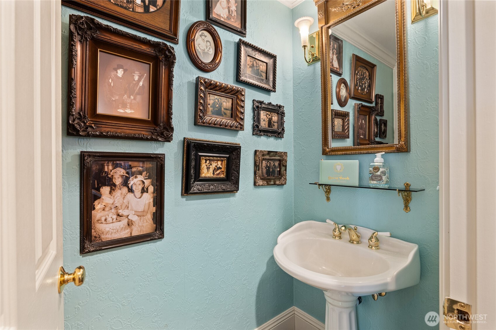 1800 Strande Road Ellensburg, WA 98926 - Photo 31 of 40 a bathroom with a sink and a mirror