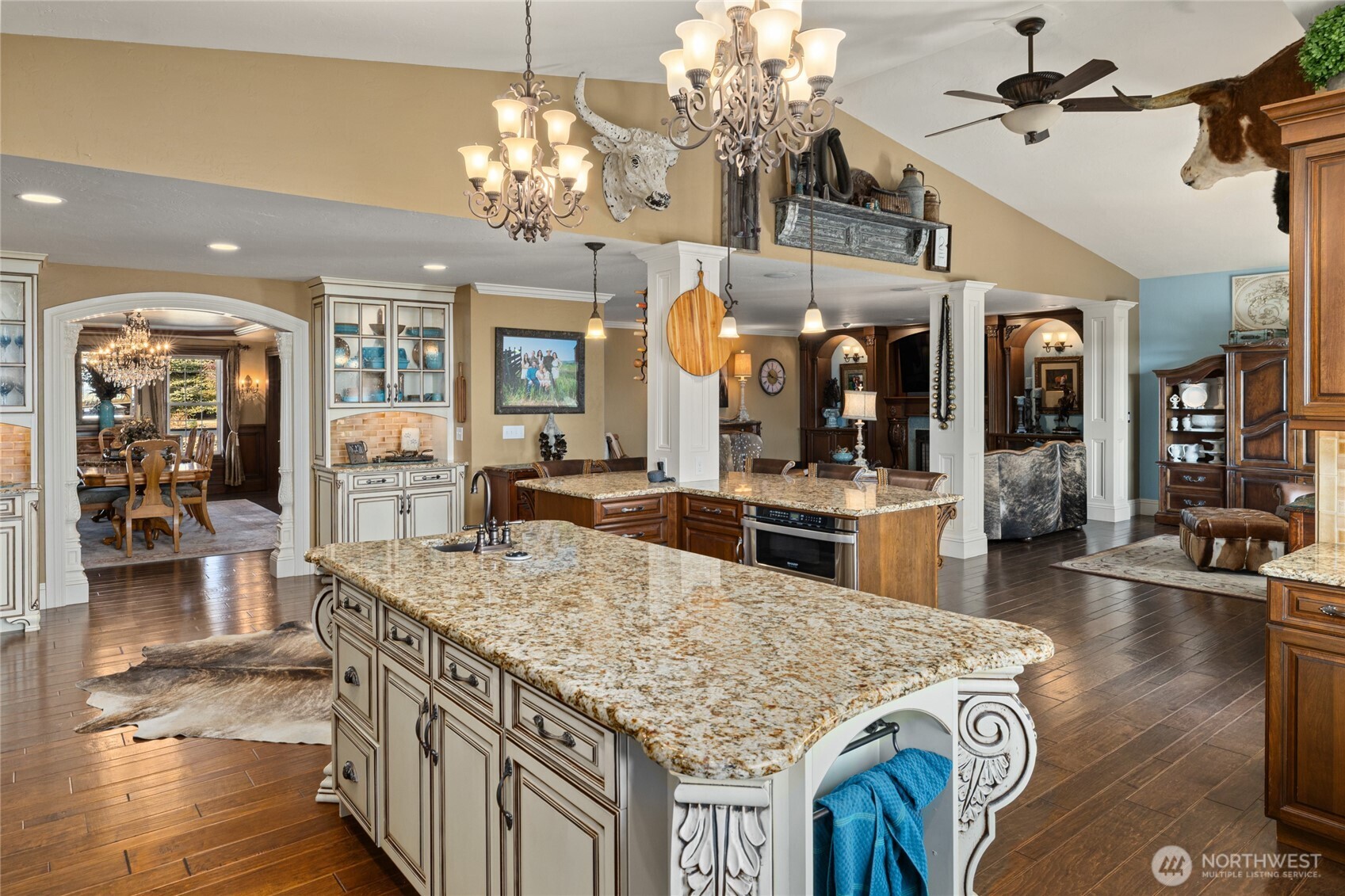 1800 Strande Road Ellensburg, WA 98926 - Photo 10 of 40 a large kitchen with a table and chairs
