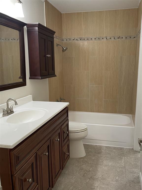 5310 Keller Springs Road, Unit 423 Dallas, TX 75248 - Photo 5 of 7 Bathroom with vanity and shower / bathtub combination