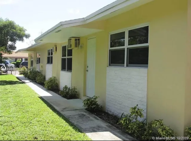 $2,300 | 332 Southwest 15th Street, Unit 332, Dania Beach, FL 33004