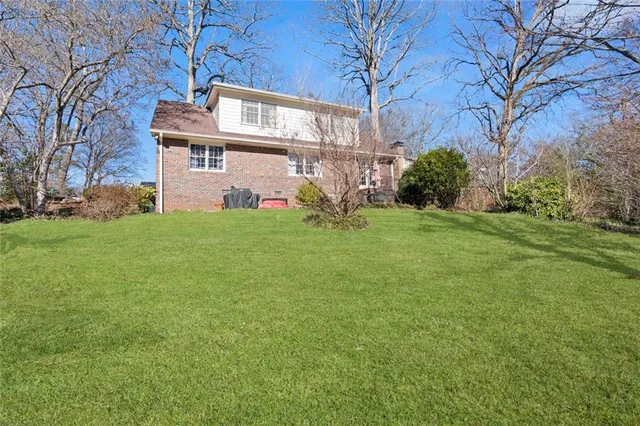 a view of a house with a yard