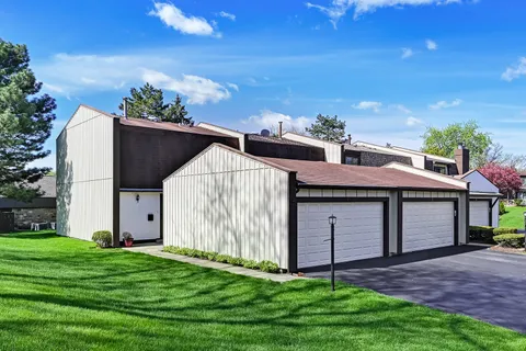 $399,000 | 7 Nacona Lane, Indian Head Park, IL 60525