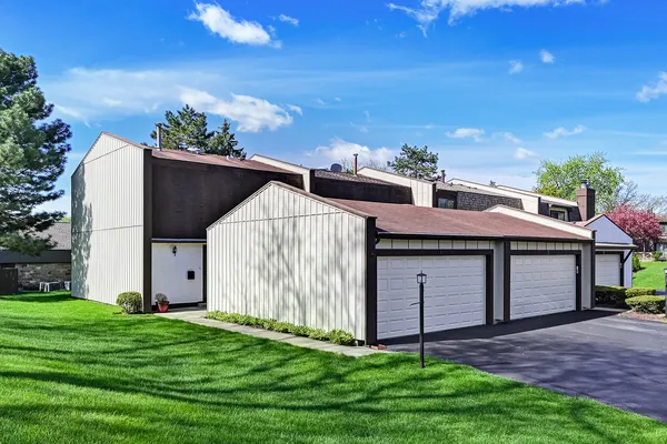 $399,000 | 7 Nacona Lane, Indian Head Park, IL 60525