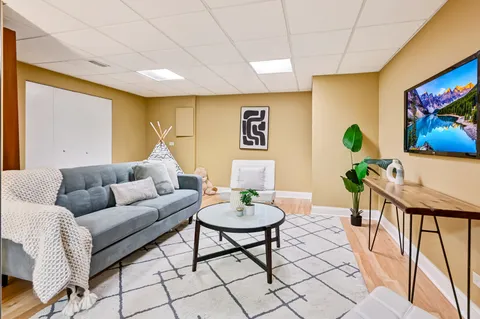 $399,000 | 7 Nacona Lane, Indian Head Park, IL 60525